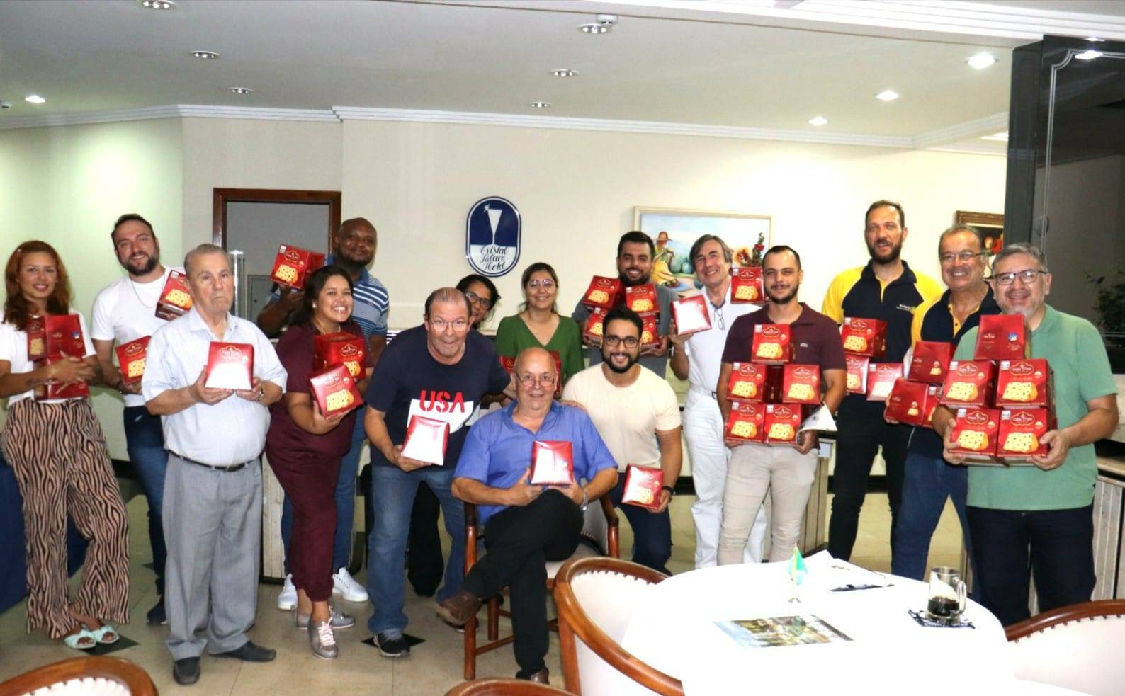 Distribuição de Panetones em Lins 