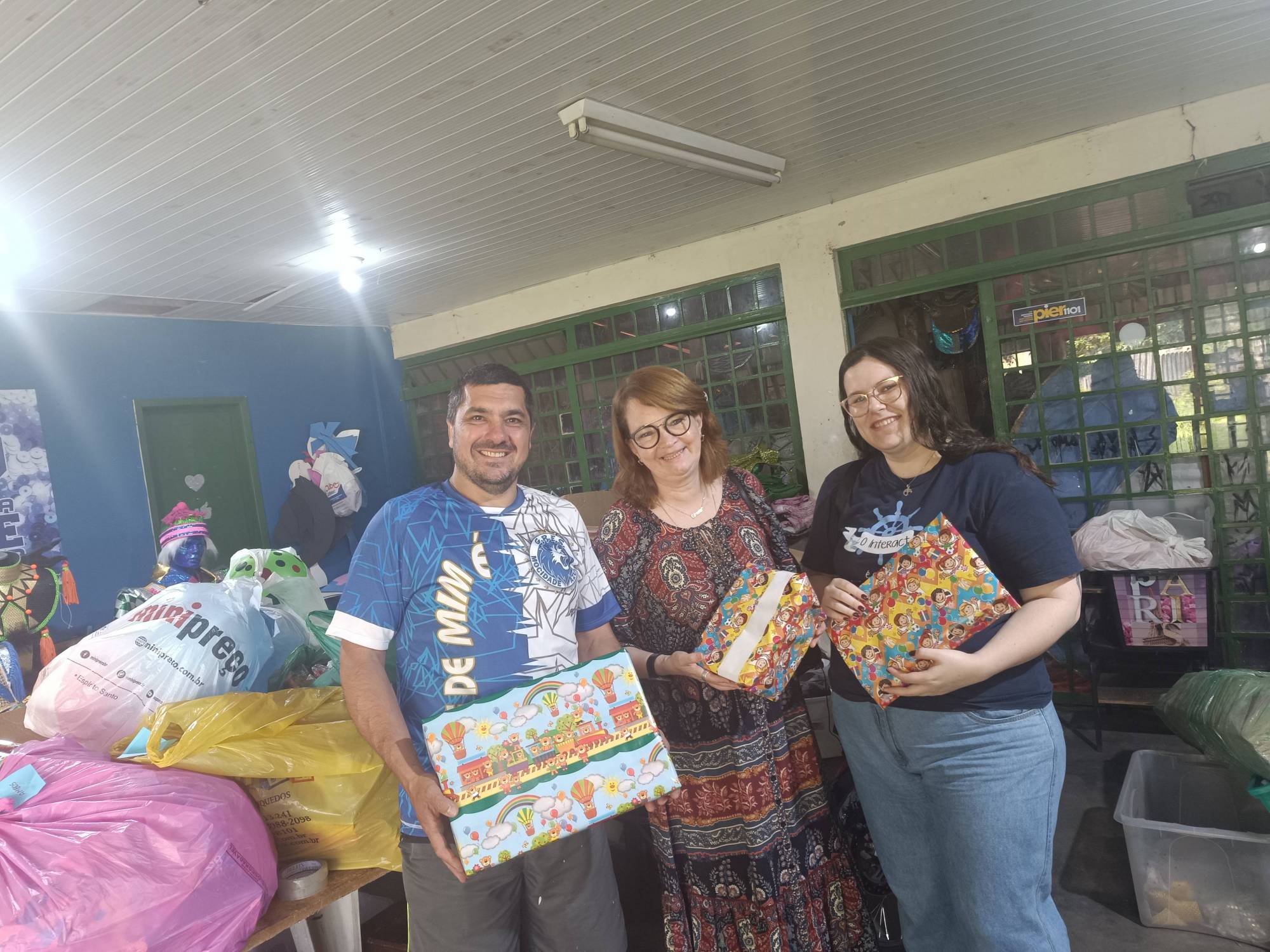 Natal Azul, último evento promovido pela comissão. No registro as companheiras Tammy Romaguera e Júlia Piana, ambas da comissão da juventude; e o líder comunitário Edson. 