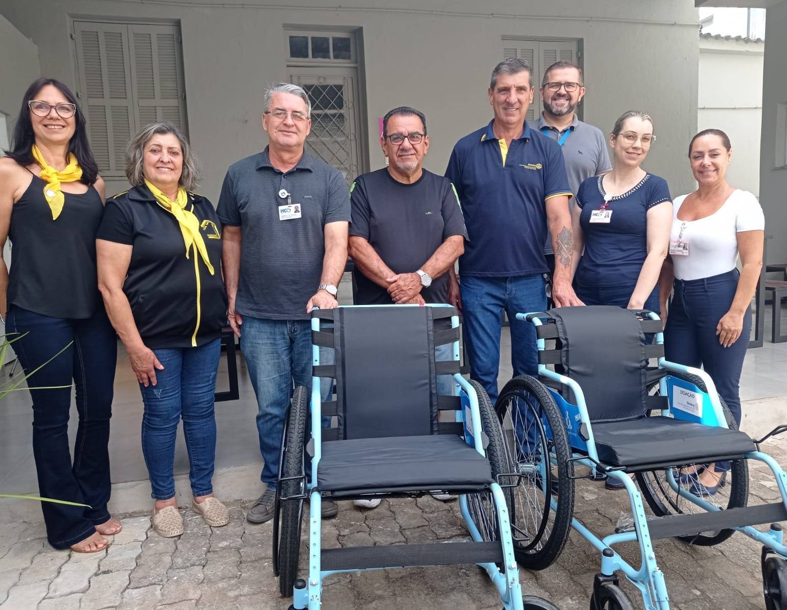 Integrantes do Rotary e da Casa da Amizade fazem a entrega das cadeiras de rodas ao HCB.