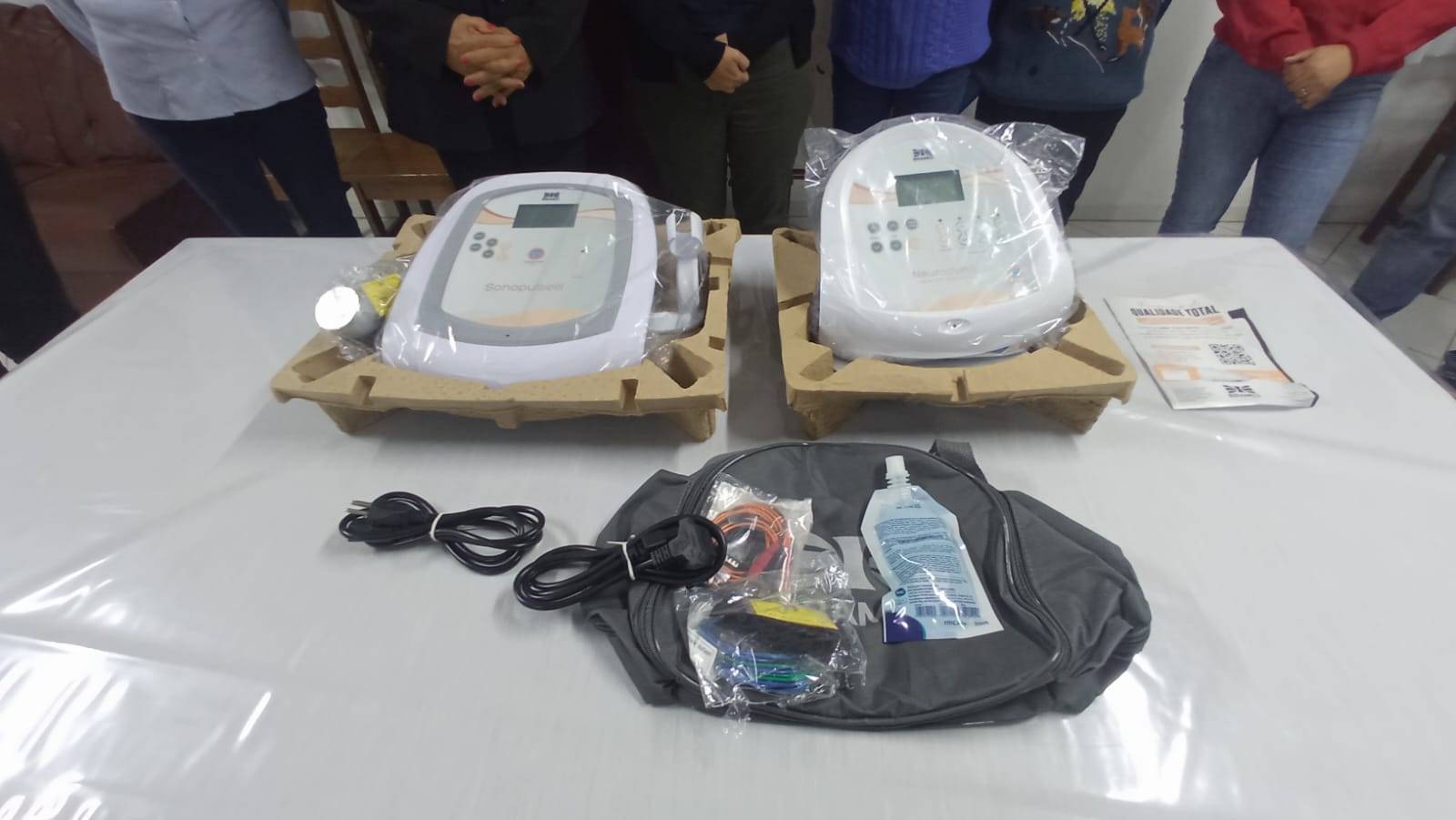 Equipamentos de fisioterapia pós-operatória para paciente oncológicos são entregues à APOCA de Canoinhas