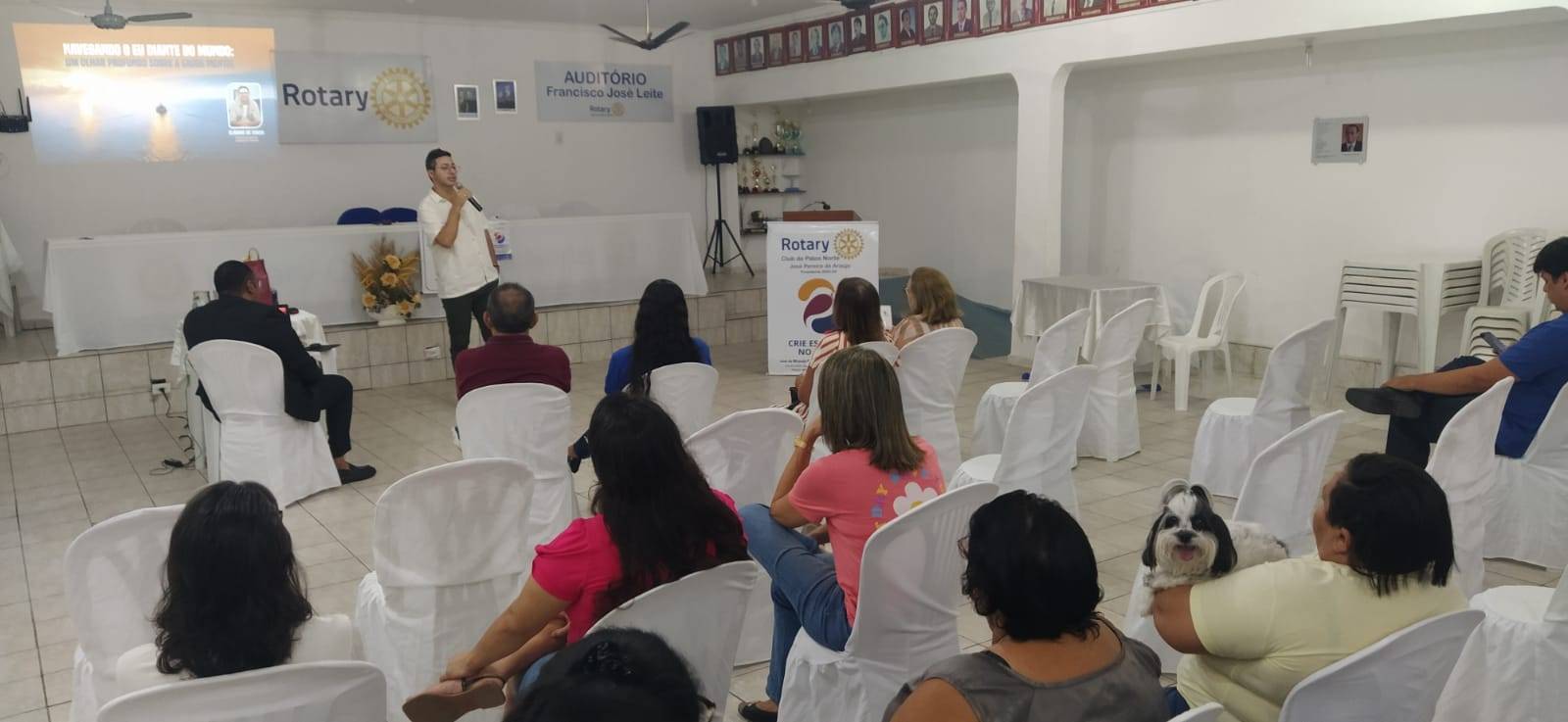 Além de sócios do clube Rotary, estiveram presentes: Damas da Casa da Amizade, Profissionais da Escola Rotary e membros da comunidade local que puderam interagir com o convidado, através de um diálogo onde foi proporcionada uma dinâmica de perguntas e respostas.