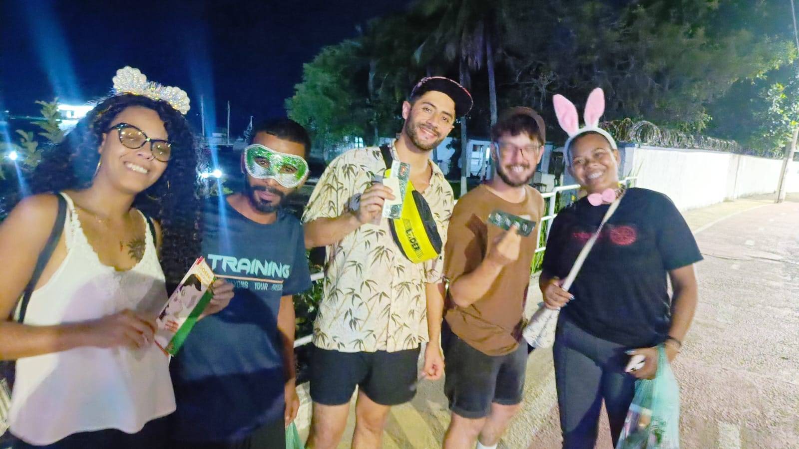 Associados do Rotaract entregam preservativos e lembretes de beber com responsabilidade