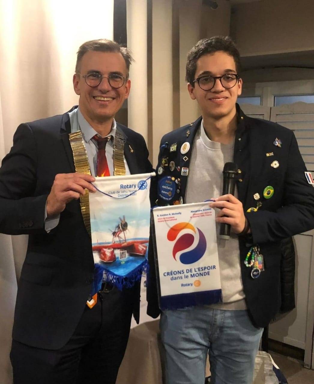 Rotary Club de Rambouillet na França, que hospeda jovem do distrito 4480 recebe visita do Governador distrital
