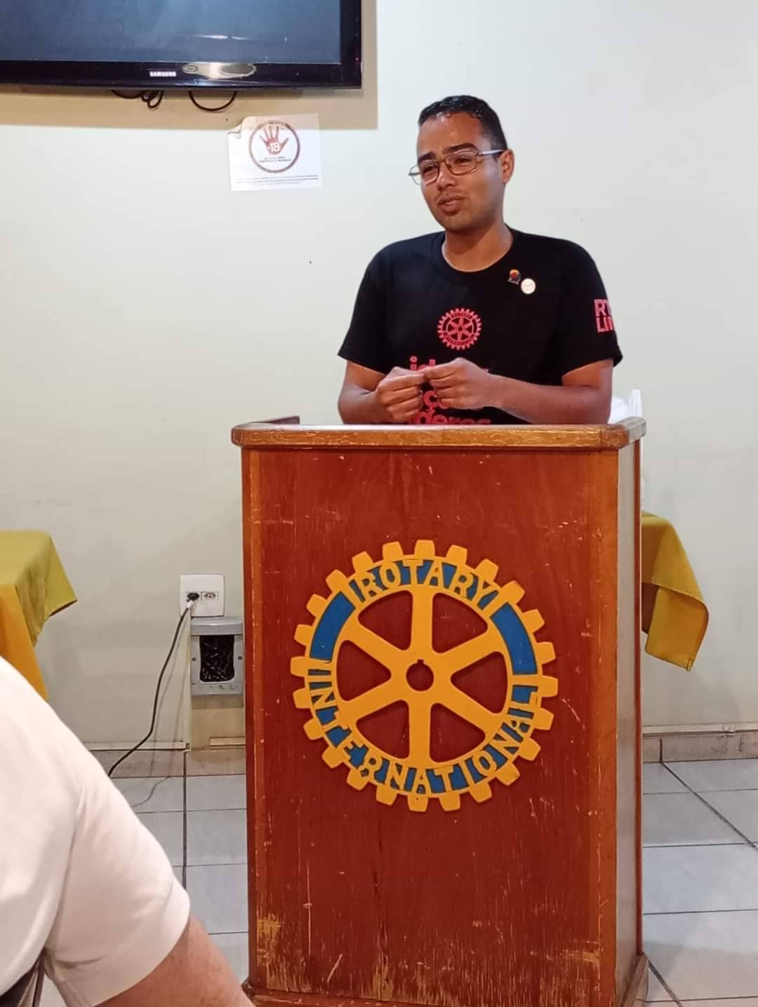 Rotaract Club de Lins "Invade" reunião do seu clube padrinho