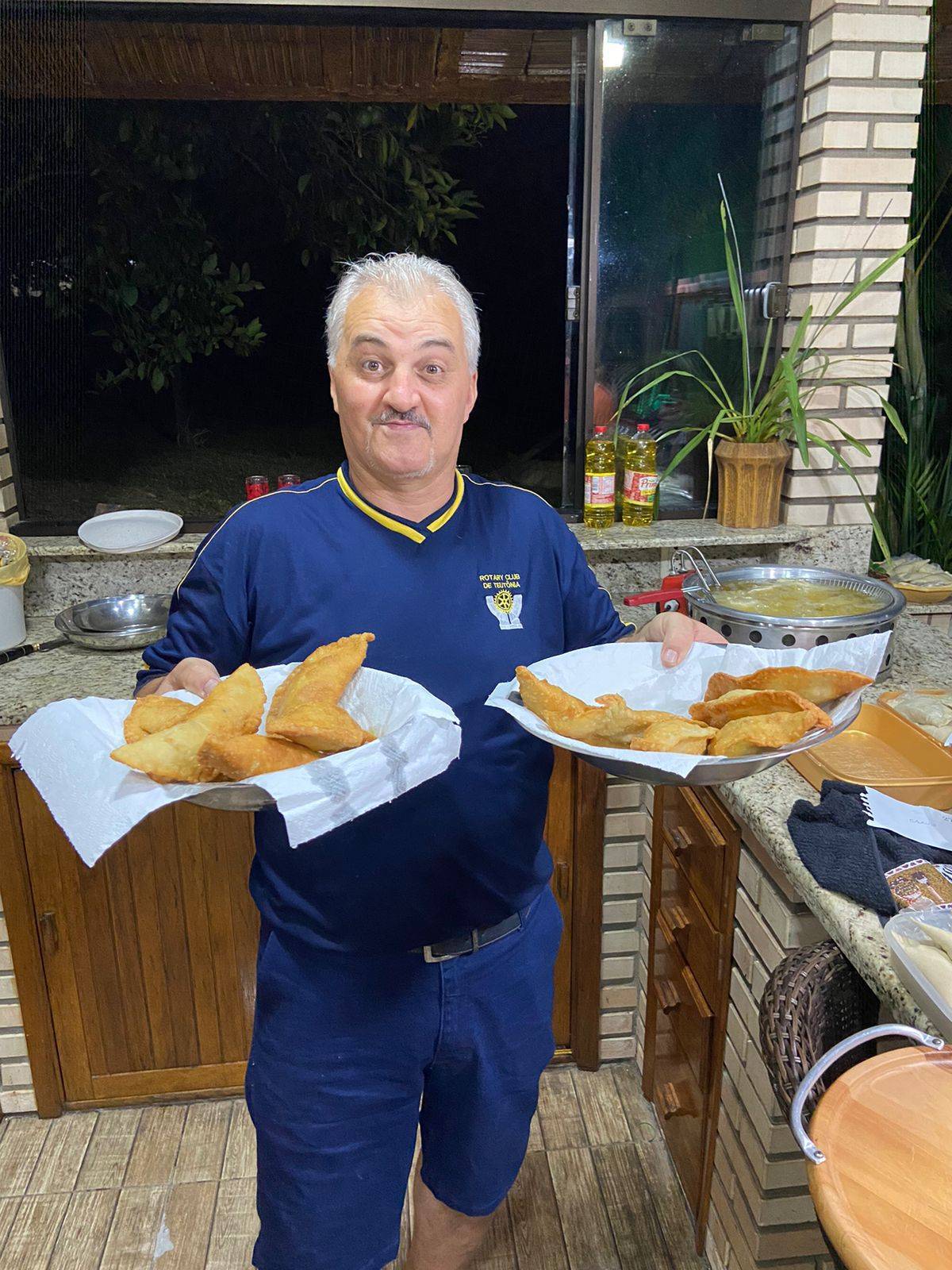 Companheiro Milton com os pastéis da noite