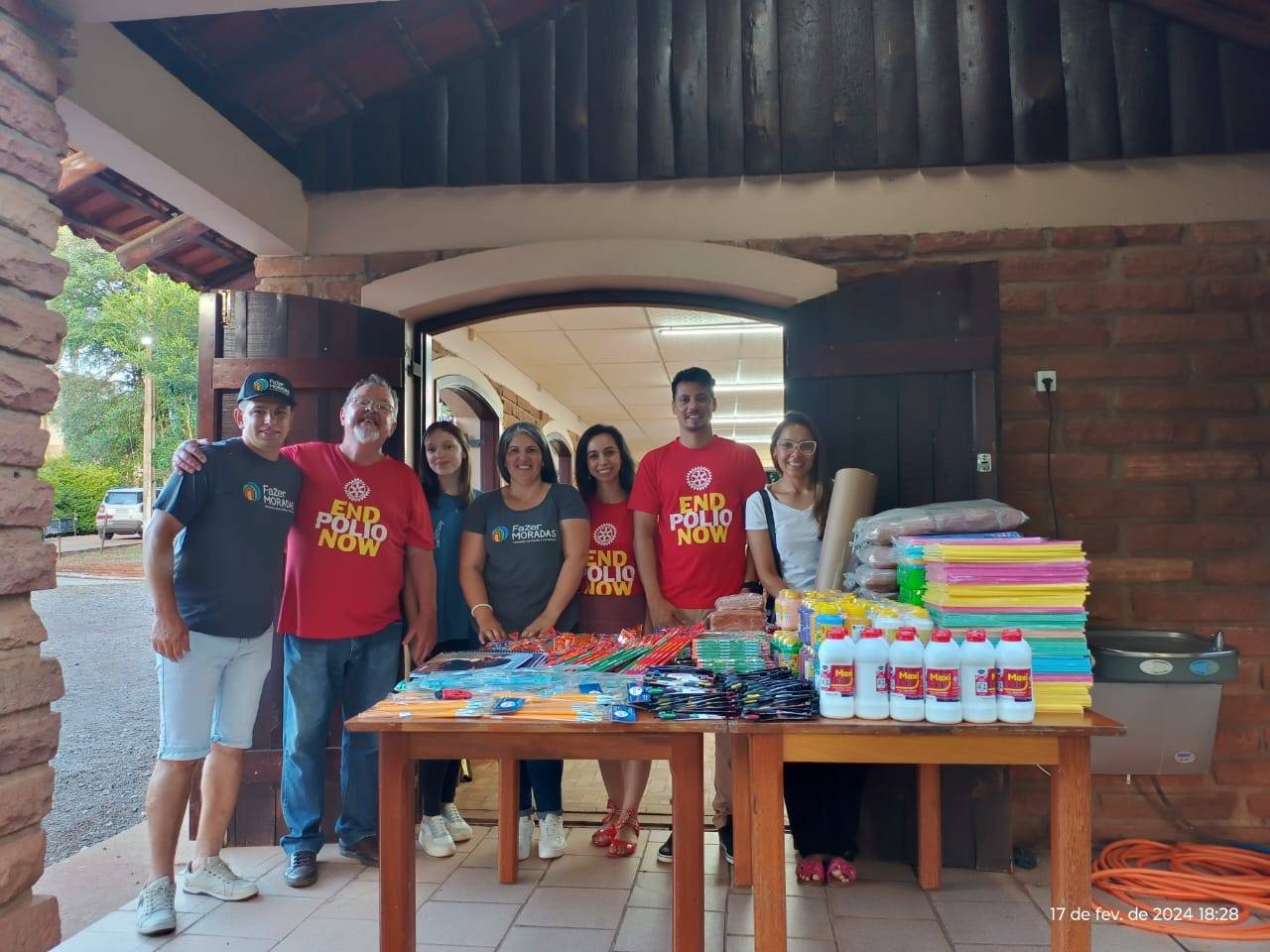 Doação de materiais escolares para a ONG Fazer Moradas