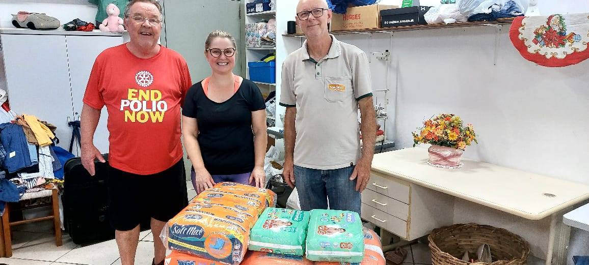A entrega foi realizada pelos companheiros Ralf e Valdir para a pastora Cristiane Echelmeier. 