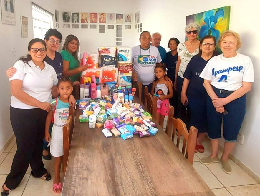Família rotária de Lins realiza doação de produtos de limpeza para asilo