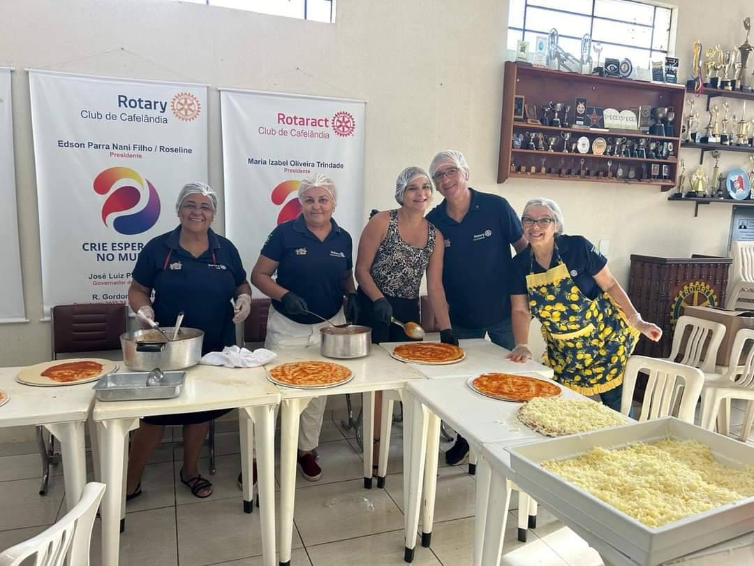 Produção de Pizzas no Rotary Club de Cafelândia
