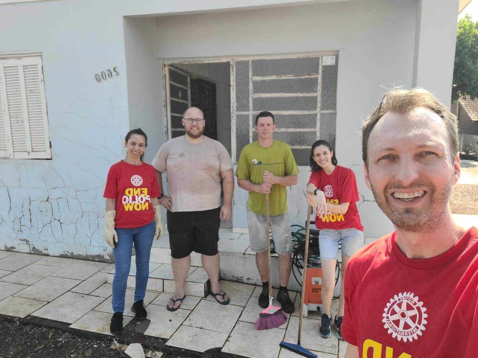 Rotarianos auxiliando na limpeza
