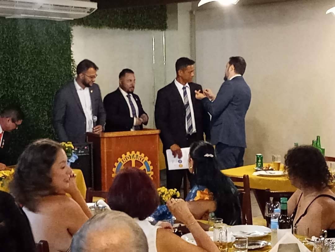 O Rotary Club de Lins realiza reunião festiva