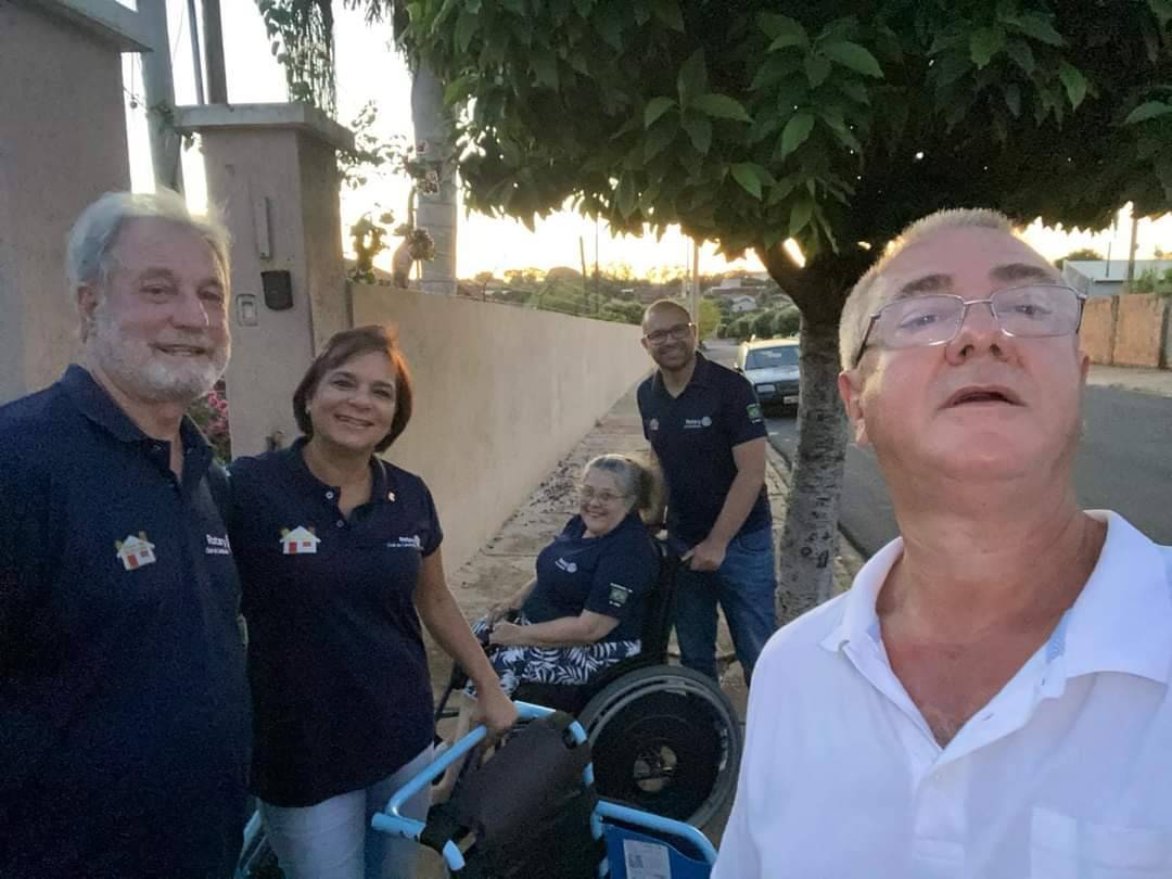 Rotary Club de Cafelândia realiza entrega de 2 cadeiras de rodas para o Asilo São Vicente de Paula