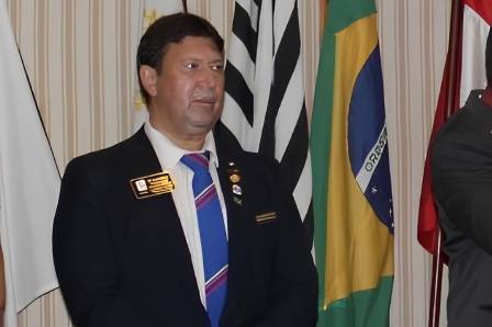 Wagner Osmar Aparecido Massoca, atual governador do Rotary, organizando reuniões pela Internet