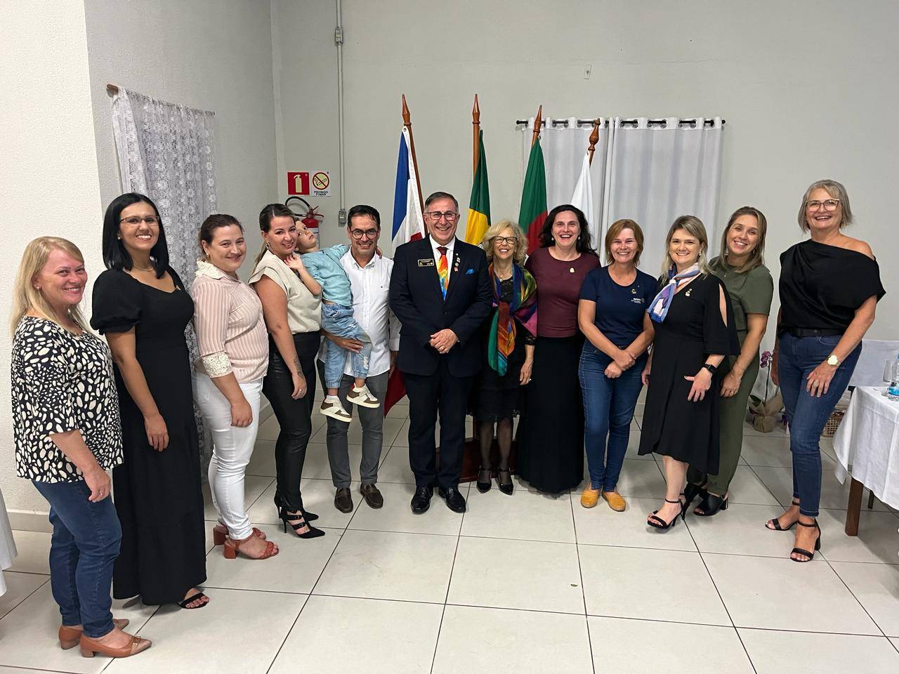 Companheiros do Rotary Club de Lajeado- Universitário junto ao governador distrital Cesar e esposa Edevanir na cerimônia festiva da visita oficial ao município de Lajeado.