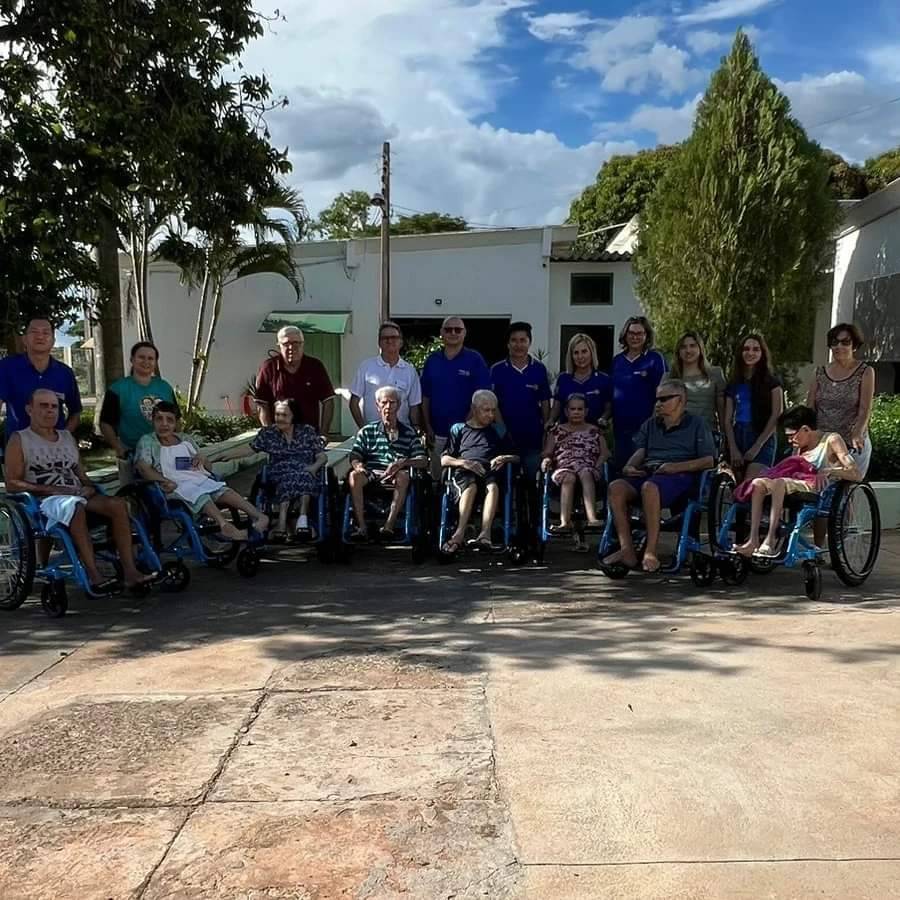 Doação de cadeiras de rodas pelo Rotary Club de Santa Fé do Sul