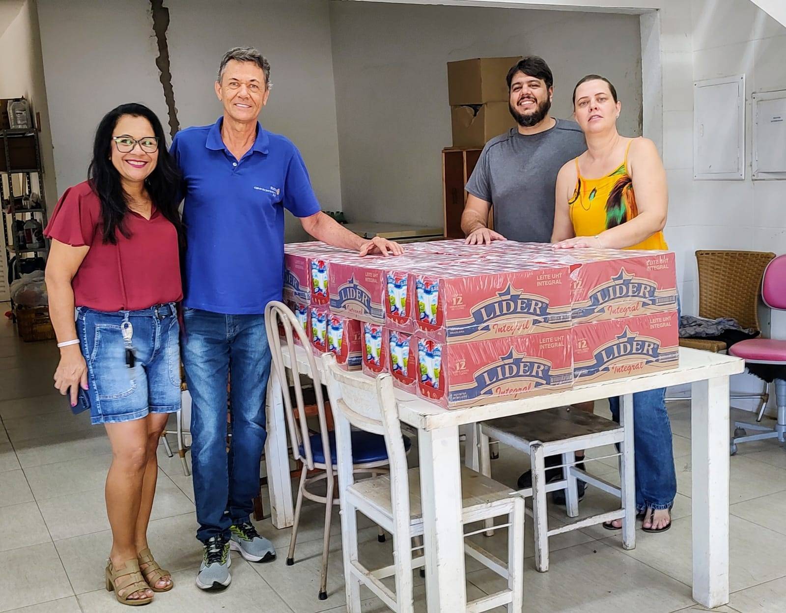 Centro Social Estoril recebe doação de Leite 