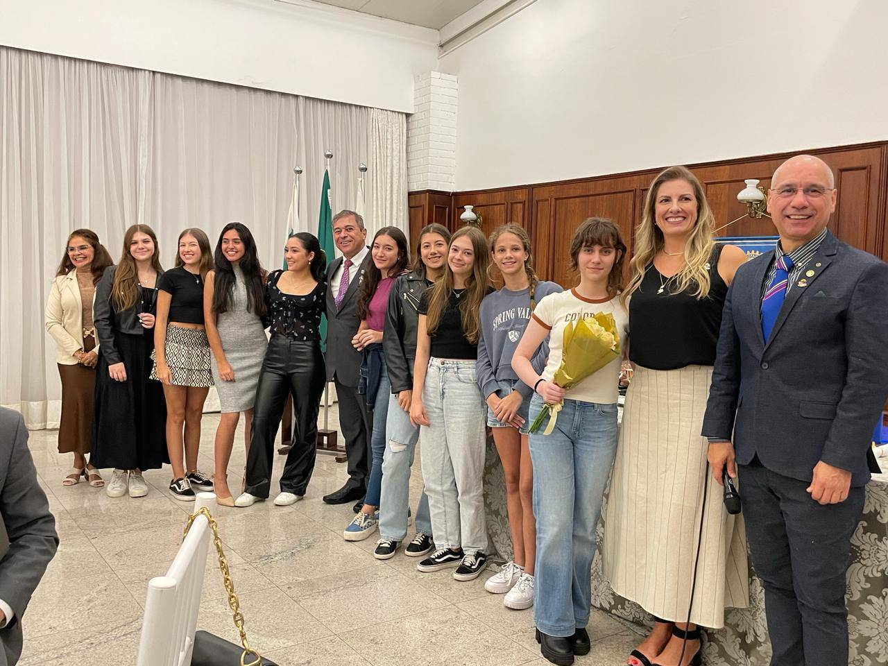 Governador 2023-24 Laerzio Chiesorin Junior, Presidente do clube, companheiro Carlos André Bittencourt, conselheira rotariana a companheira Gilian Fernanda Dias Erzinger e associadas fundadoras do Interact Club de Curitiba Mercês.