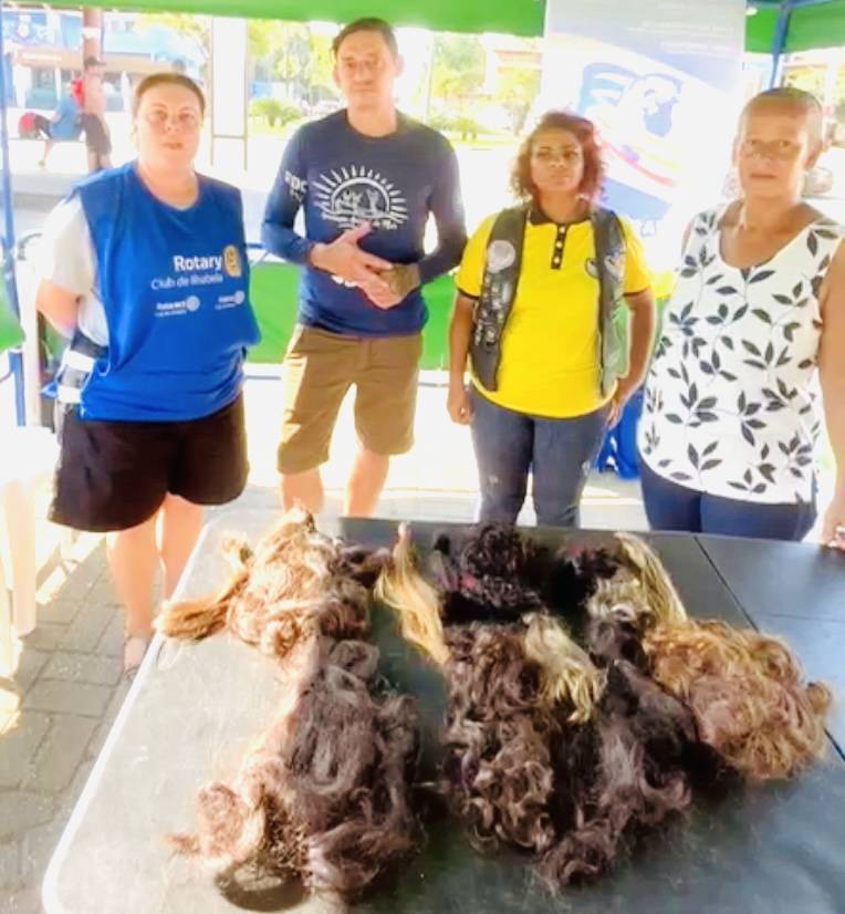 Presidente Daniela Imbriani e parceiros na ação voluntária de solidariedade às pacientes tratando câncer 