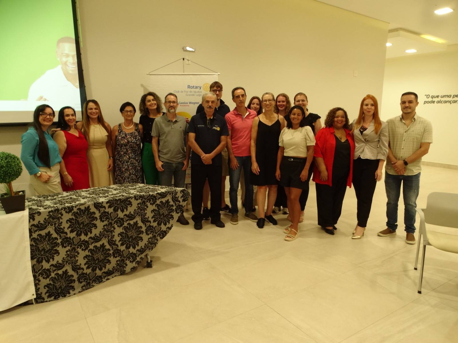 Os convidados posaram para uma foto que  poderá ser historica para alguns que já na mesma noite acenaram com sua associação.