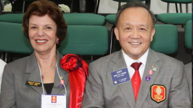 Governadora 2014-15 Maria de Lourdes Caramori Caldas e o Presidente do RI 2014-15 Gary Huang em registro realizado na Assembleia Distrital do 4730 em abril de 2014.