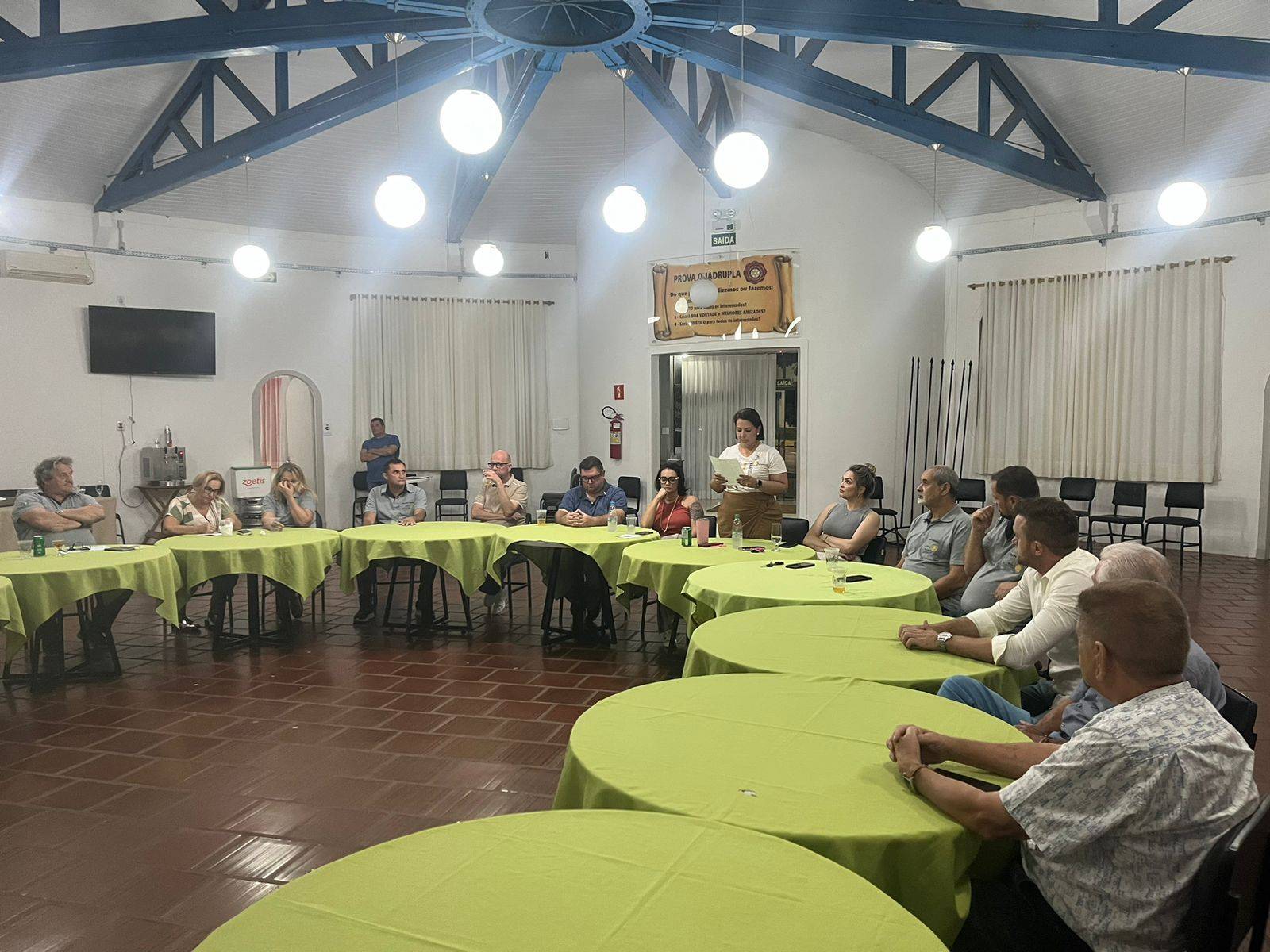 No Rotary Club de Medianeira União foi lida para todos os associados