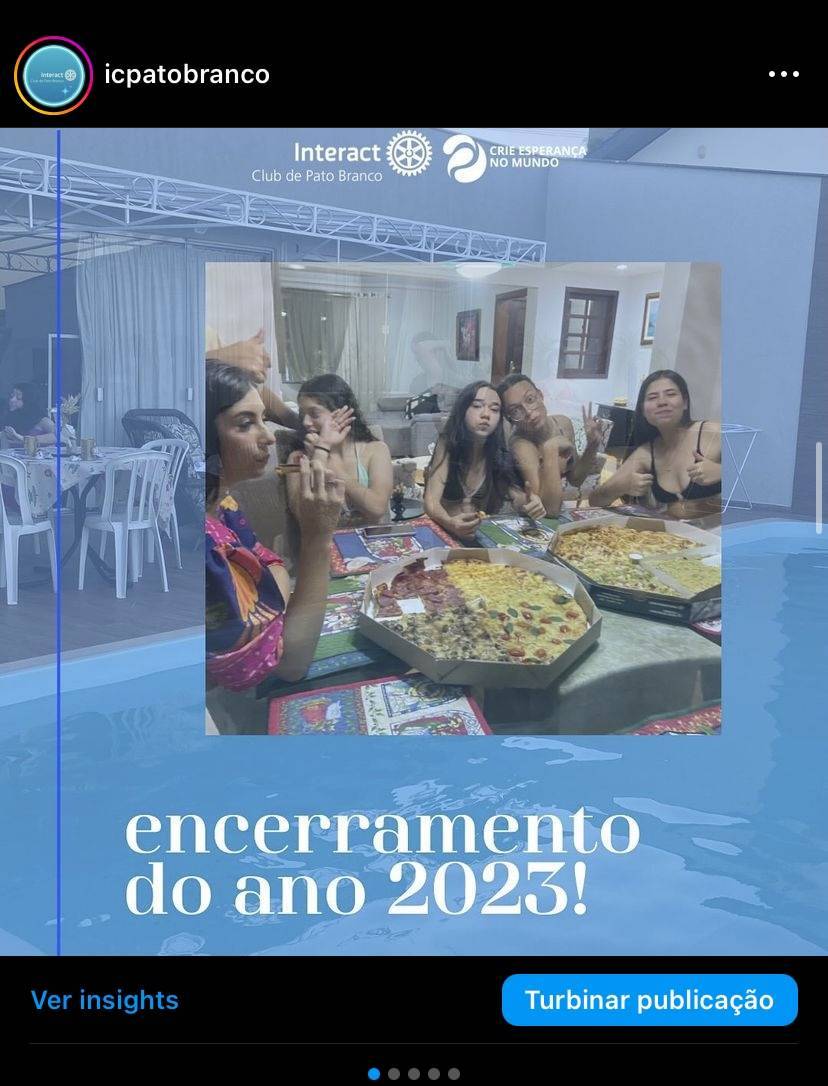 E para encerrar esse ano 2023 de muita dedicação e aprendizado com o interact clube de Pato Branco, não poderia faltar uma confraternização com nossos interactianos e rotarianos, com muita diversão e alegria, e teve direito até piscina🏊🌊😋 ansiosos demais para 2024, que venha com tudooo….😄 . . . . . . . . . . . . . #paratodosverem A arte é composta por uma cor azul fraco ao fundo, ao centro a foto dos nossos interactianos comendo pizza, em cima da imagem ao lado esquerdo temos o logo do @icpatobranco e o logo da gestão Crie Esperança No Mundo.