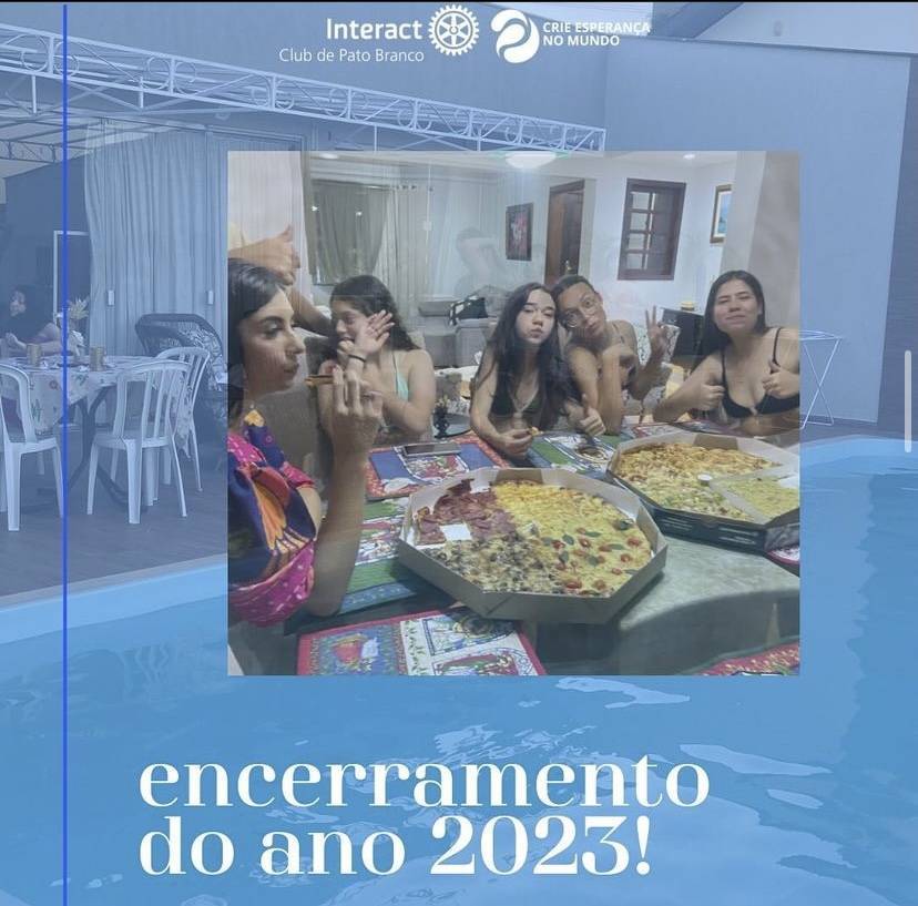 E para encerrar esse ano 2023 de muita dedicação e aprendizado com o interact clube de Pato Branco, não poderia faltar uma confraternização com nossos interactianos e rotarianos, com muita diversão e alegria, e teve direito até piscina🏊🌊😋 ansiosos demais para 2024, que venha com tudooo….😄 . . . . . . . . . . . . . #paratodosverem A arte é composta por uma cor azul fraco ao fundo, ao centro a foto dos nossos interactianos comendo pizza, em cima da imagem ao lado esquerdo temos o logo do @icpatobranco e o logo da gestão Crie Esperança No Mundo.