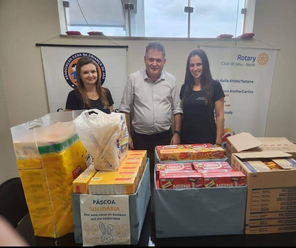 Entrega de caixas de bombons pelo Rotary Club de Jahu Norte