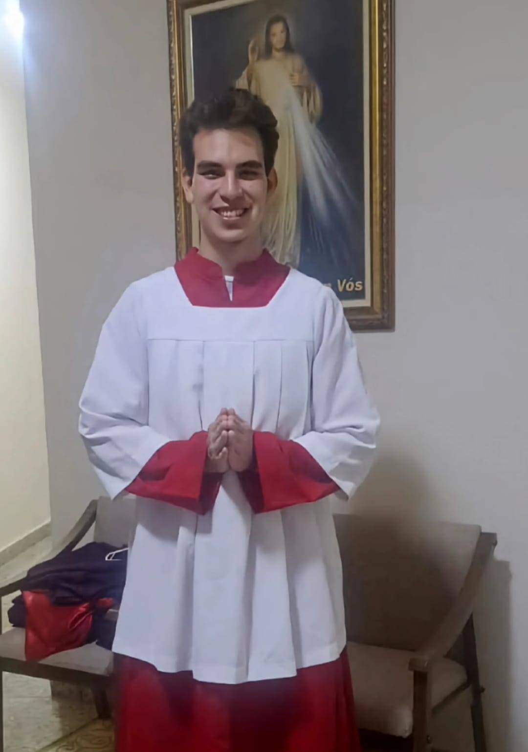 Intercambista participa como coroinha em Missa de Lava Pés em Jaú