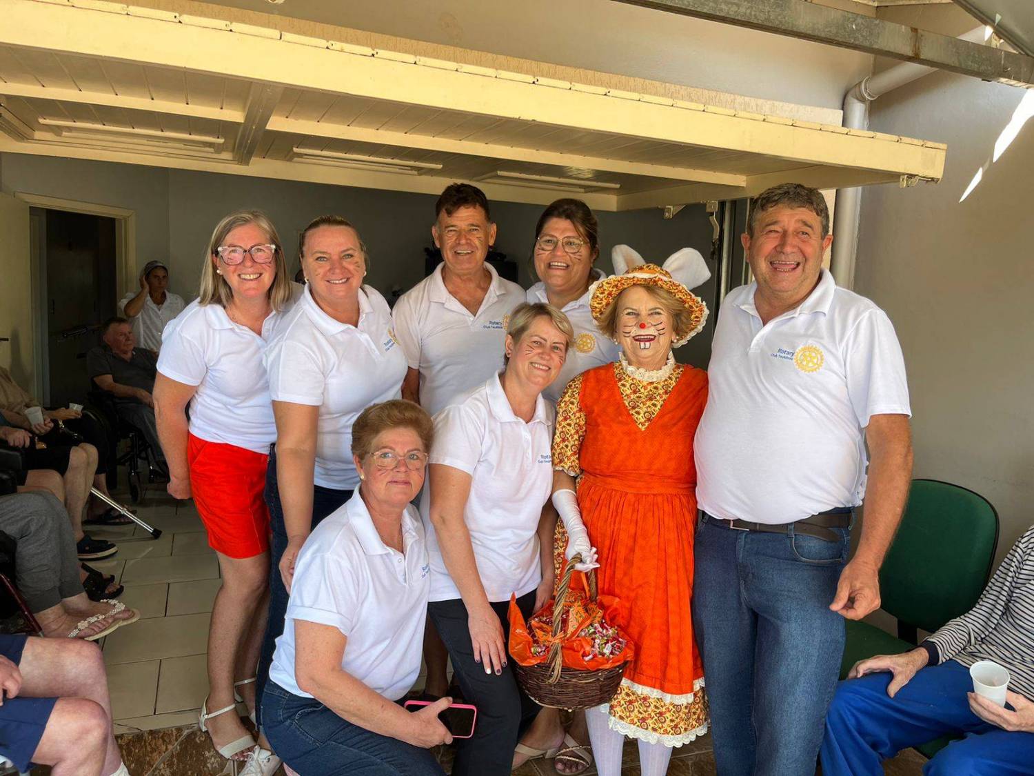 Integrantes do Rotary e Rotaract Clubs de Teutônia junto com a mamãe coelha