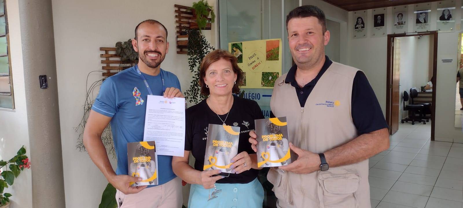Presidente Eduardo K Londero na entrega de cartilhas à algumas escolas.