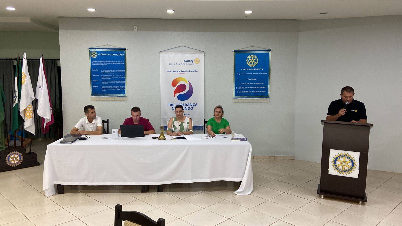 A instrução lida no R.C. de Nova Prata do Iguaçu com a atençao dos associados