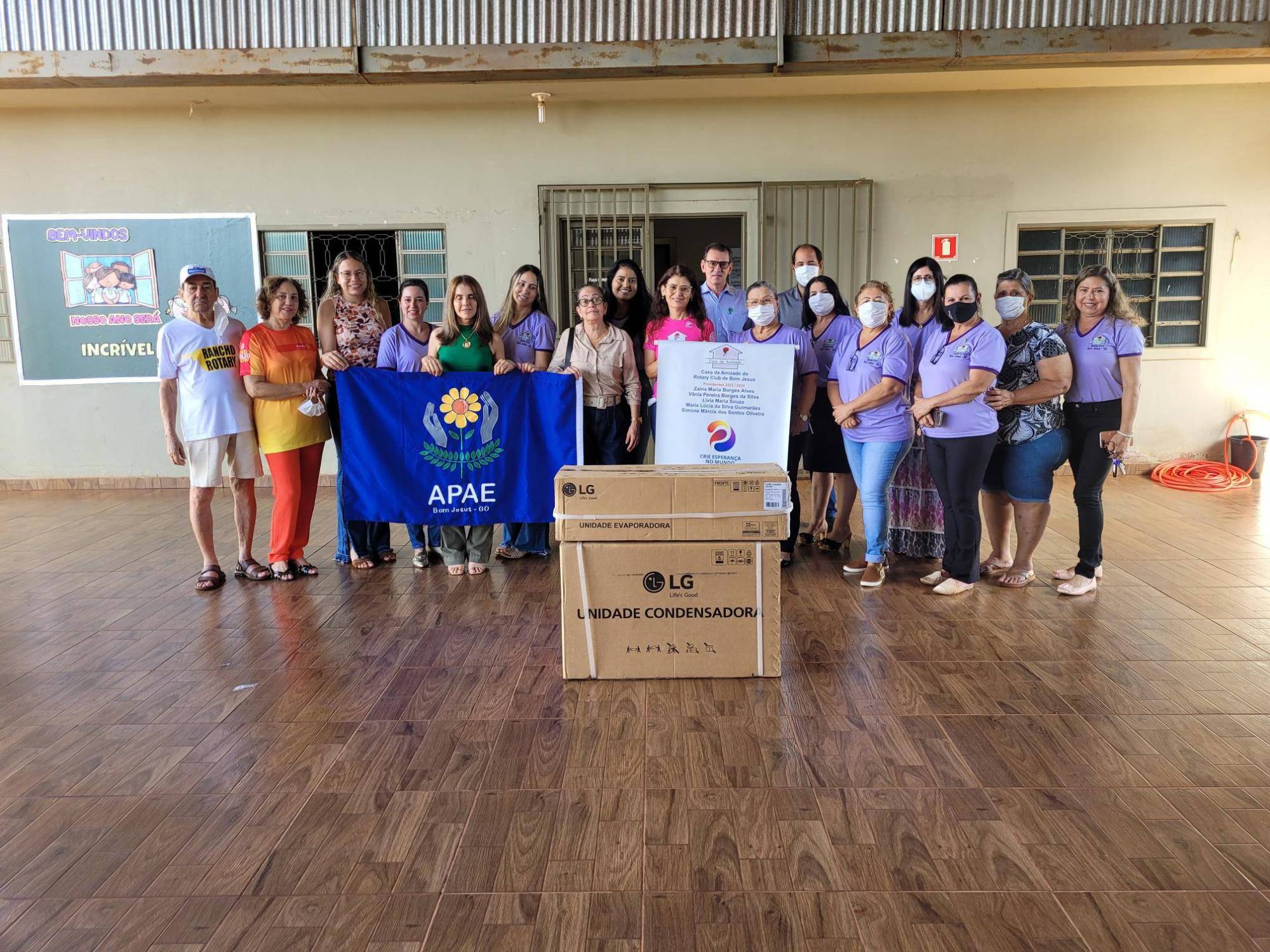 DOAÇÃO DE UM AR CONDICIONADO PARA APAE EM BOM JESUS GO.
