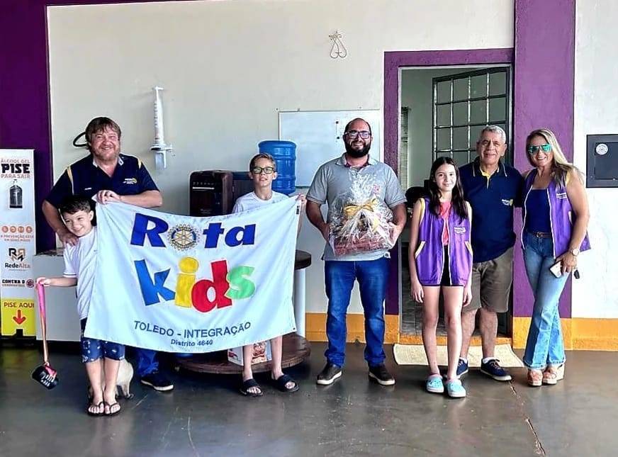 Rotakids de Toledo Integração realiza a entrega da cesta de chocolates ao ganhador da rifa da Campanha de Páscoa 