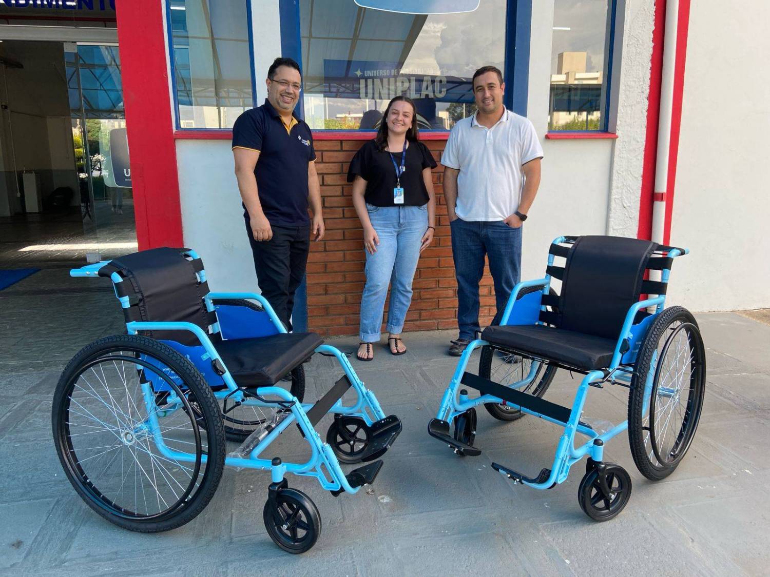 Entrega de duas cadeiras do projeto Mobilidade para Todos na UNIPLAC.