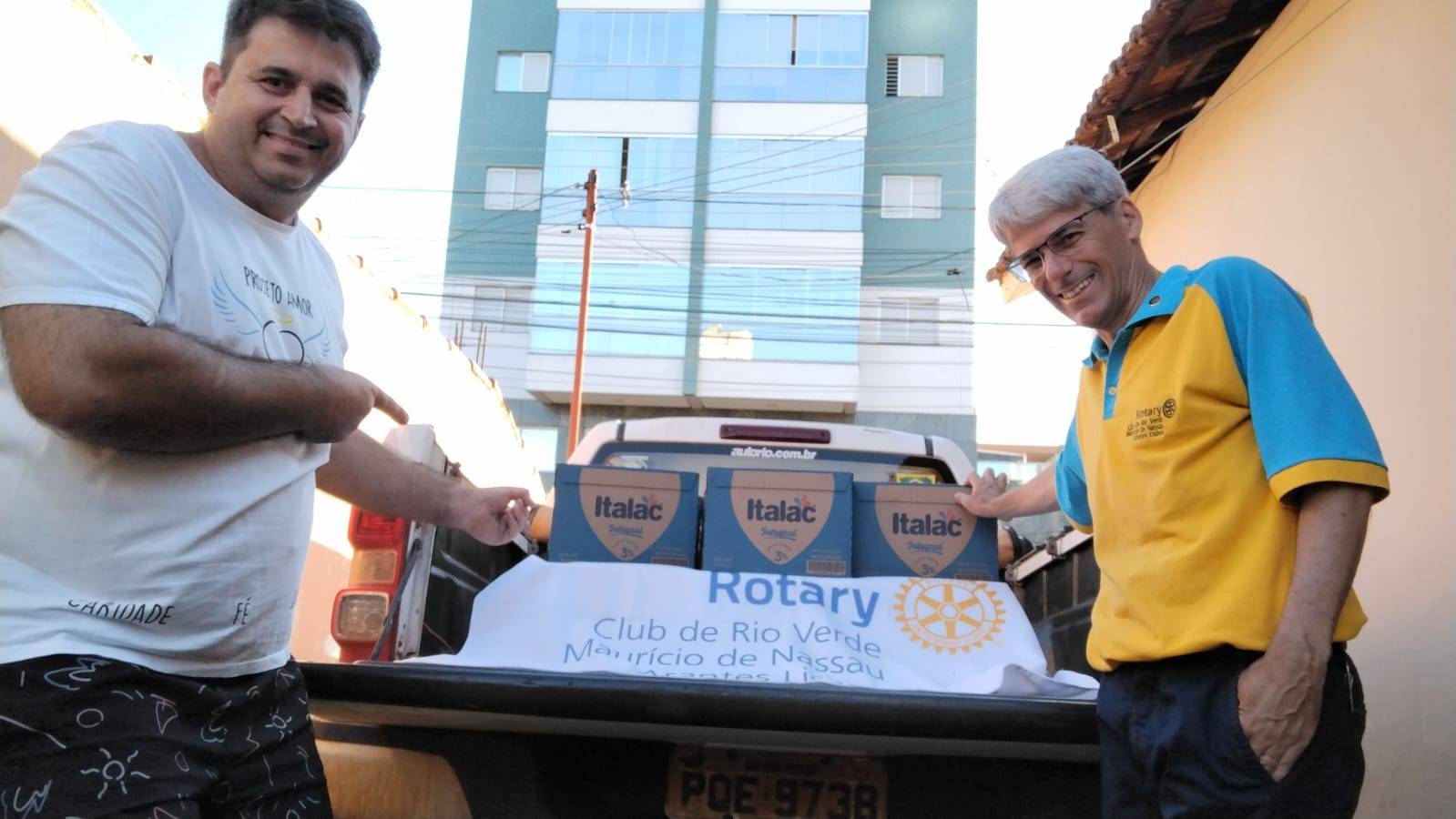 O Presidente do Rotary Club Maurício de Nassau Arantes Lisboa, Fábio Trancolin, fez uma entrega especial ao coordenador do Projeto Amor Anjos das Ruas, Armante Junior.