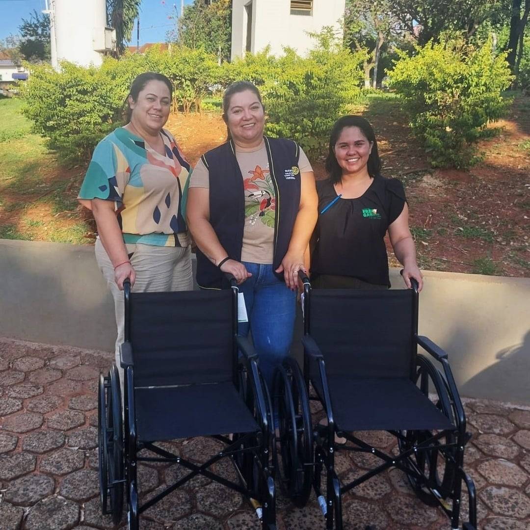 DOACAO DE CADEIRAS DE RODAS PARA O HOSPITAL