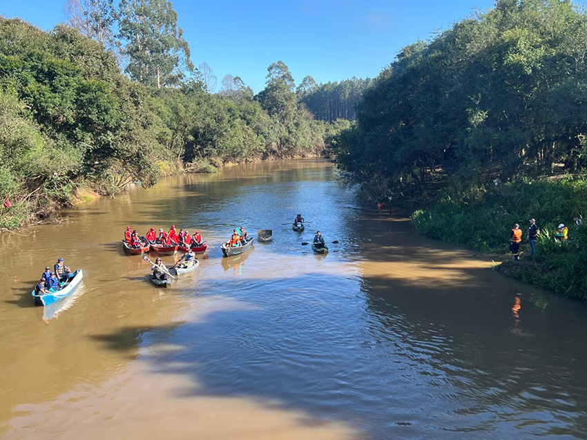 Embarcações do Corpo de Bombeiros, Polícita Militar Ambiental, Jeep Clube, Mili e caiaques do Clube de Caiaqueiros de Canoinhas ajudaram a recolher o lixo do rio.