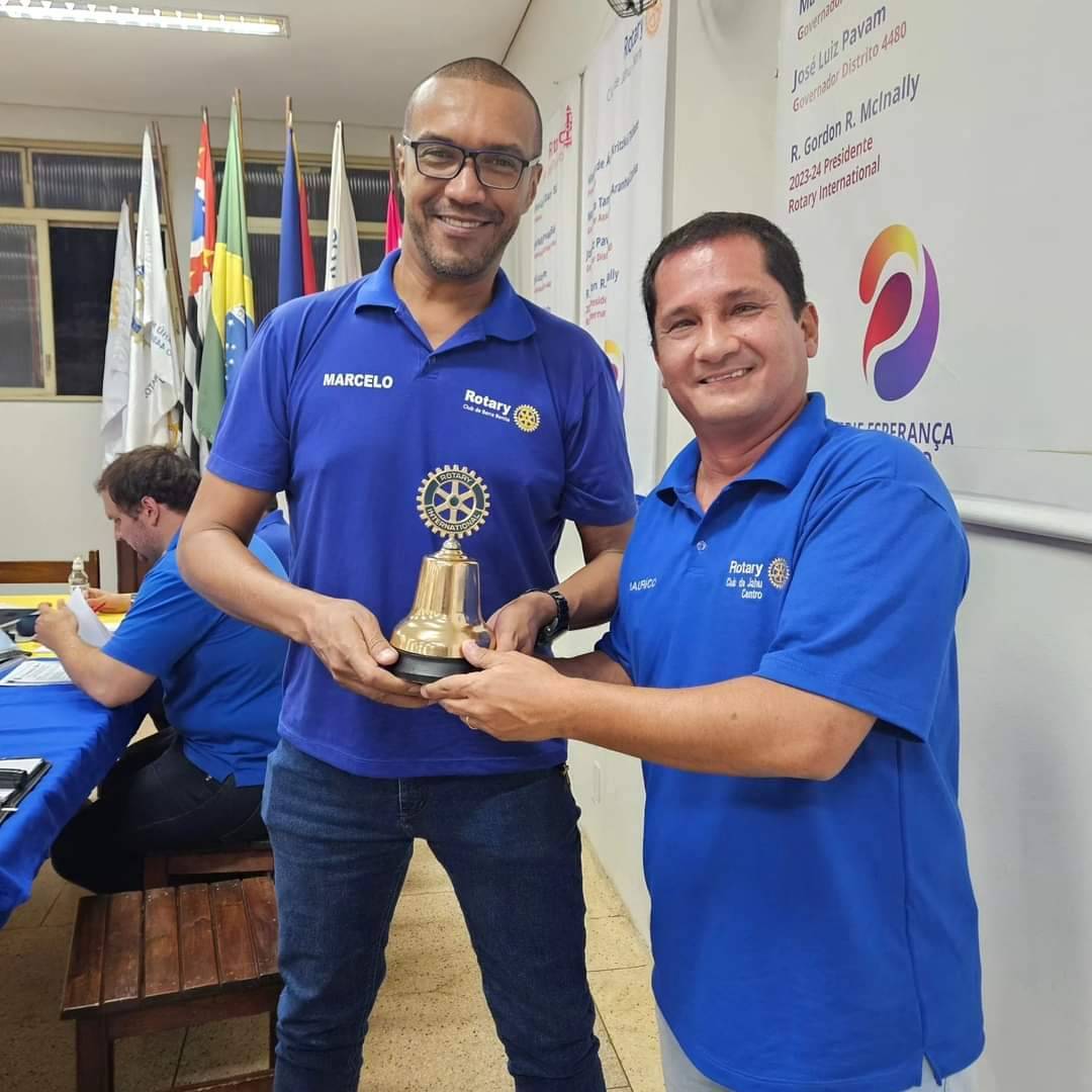 Levando Sino Rotário 