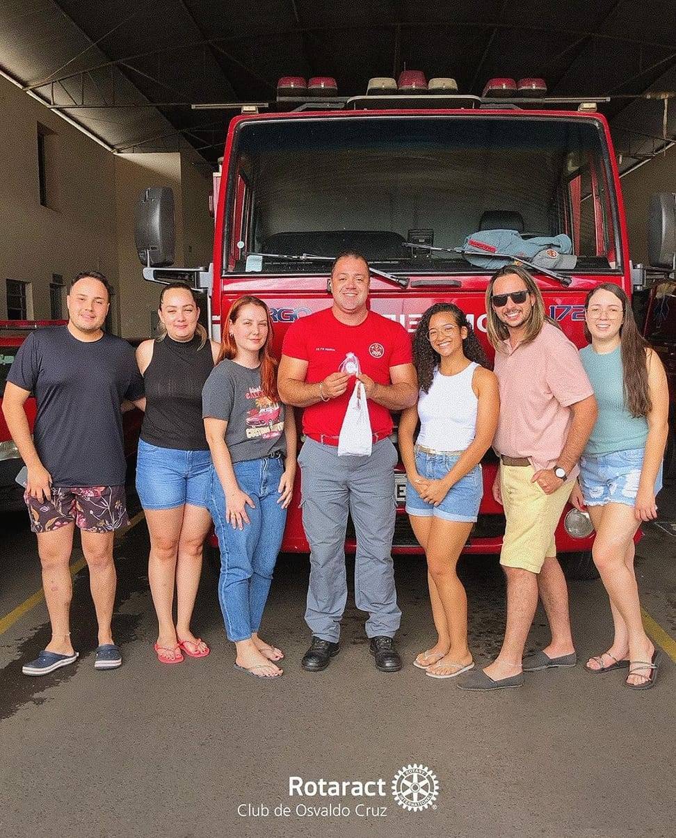Rotaract Club de Osvaldo Cruz homenageia o Corpo de Bombeiros em comemoração ao Dia dos Pais