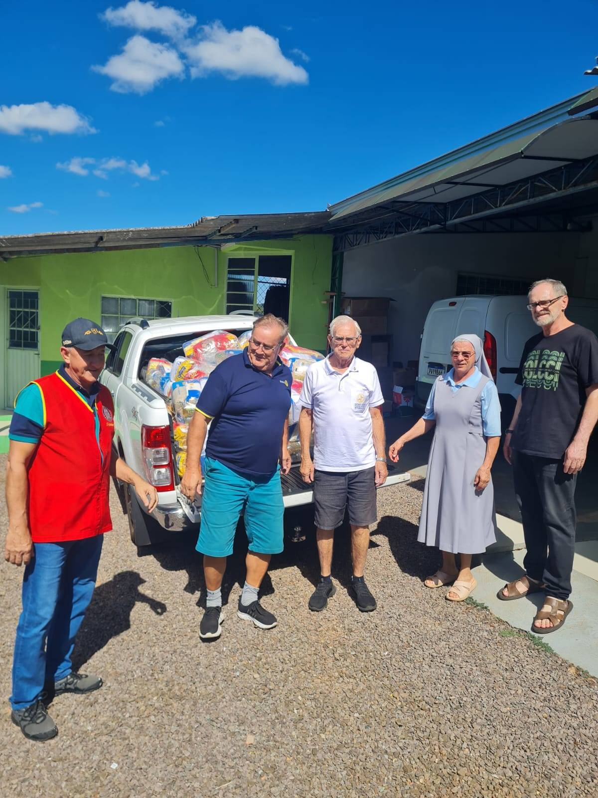 Luiz Carlos Trombetta, Arci de Medeiros, Itacir Baghini, Irmã Dirce e Wilson Balestro, quarta à tarde, no momento da entrega.