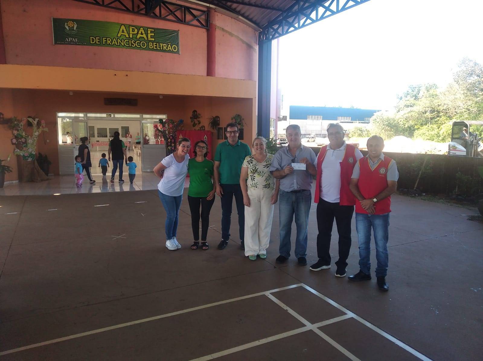 Integrantes do Rotary e da Apae, na tarde de terça-feira, na entrega do cheque.
