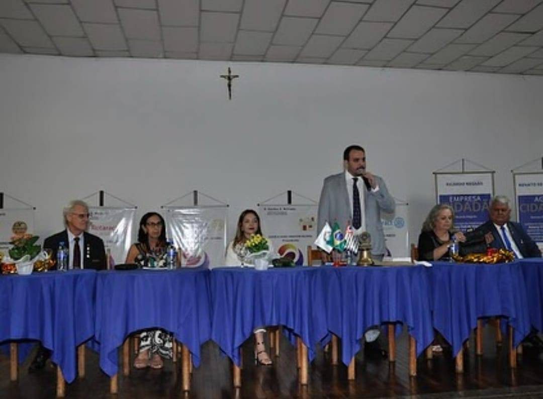 Rotary Club de Itápolis realiza festiva do dia das mães com posse de novo associado e presença dos Governadores Pavam e Cavichia