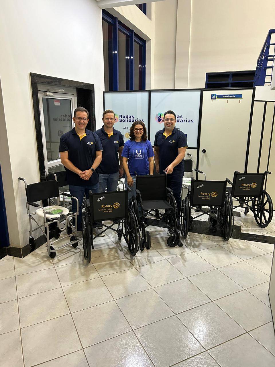 Eliege Pereira, representante da Uniplac acompanhada do Presidente Rodrigo Rosa e membos do Rotary Lages Alvorada
