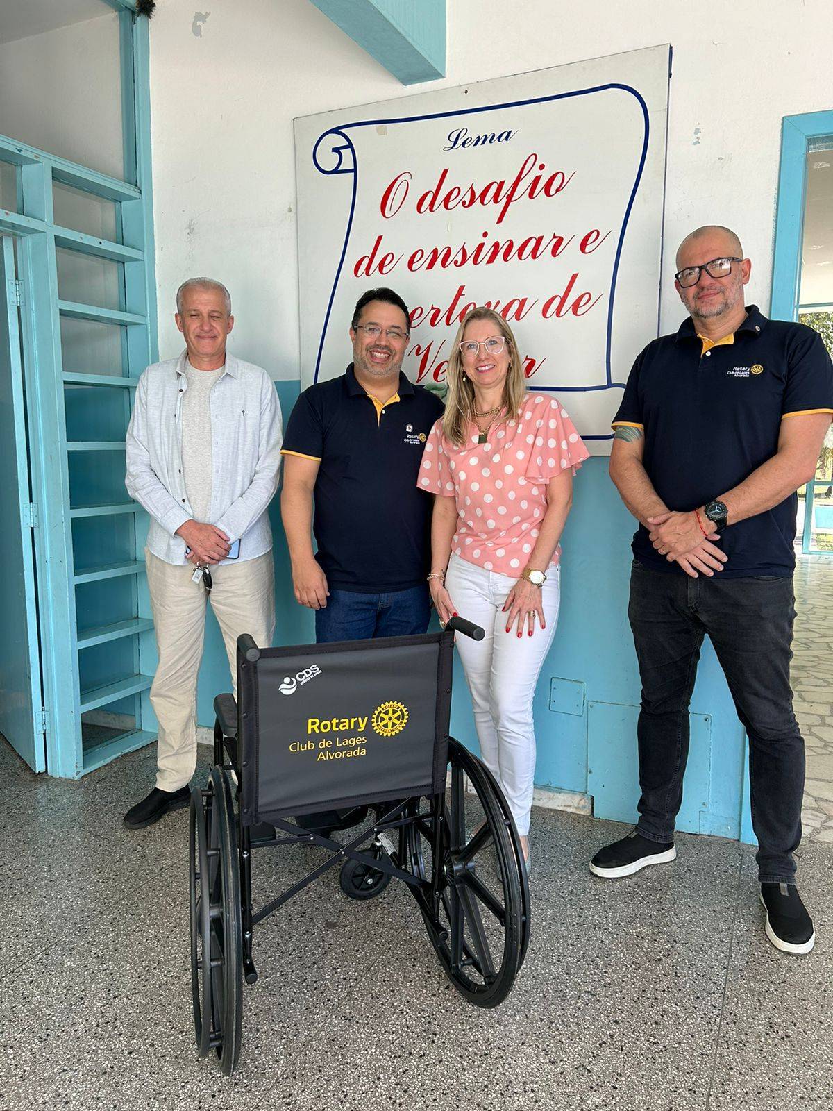 Direção da EEB Vidal Ramos Jr com integrantes do Rotary Lages Alvorada