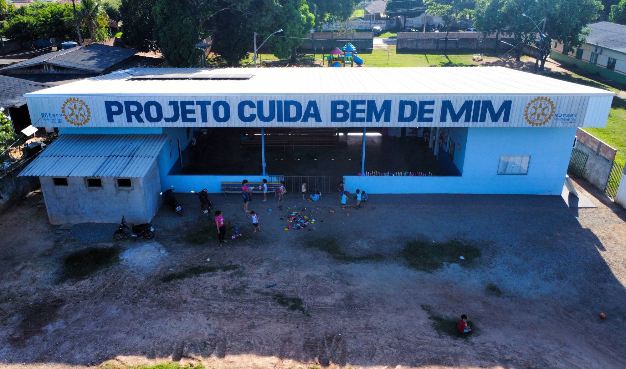 Rotary Club de Alta Floresta Centro realiza a entrega do Repasse do 15º Leilão Solidário, no valor de  R$5.500,00 ao projeto "Cuida Bem de Mim" Alta Floresta, MT - 10 de maio de 2024 - O Rotary Club de Alta Floresta Centro realizou, na manhã de hoje, a entrega de um cheque no valor de R$5.500,00 ao projeto "Cuida Bem de Mim", que atende crianças em contraturno escolar. A doação irá contribuir para a compra de materiais necessários realização de atividades para as crianças. A presidente do Rotary Club de Alta Floresta Centro, Mauro Weber, destacou a importância do projeto "Cuida Bem de Mim" para a comunidade. "Este projeto é fundamental para garantir que as crianças tenham acesso a um ambiente seguro e acolhedor, onde possam aprender e se desenvolver", afirmou. A coordenadora do projeto "Cuida Bem de Mim", Sueli, agradeceu o repasse do Rotary Club de Alta Floresta Centro. "Este valor será fundamental para atender as necessidades do projeto para realização das atividades e que contribuirão para o desenvolvimento das crianças", disse.