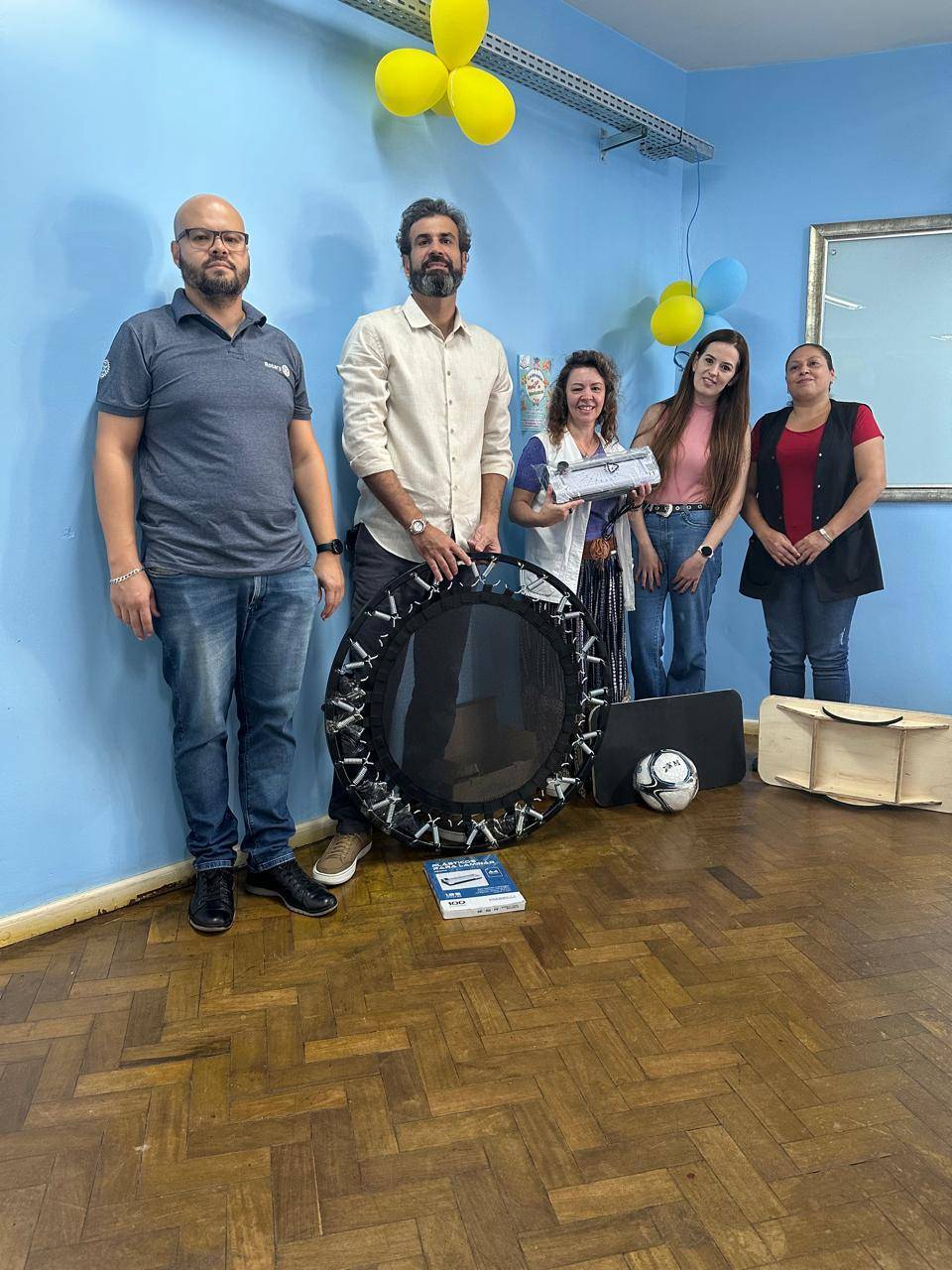 Luiz Gustavo colocando o Pin no novo Presidente Marco Aurélio Baravelli