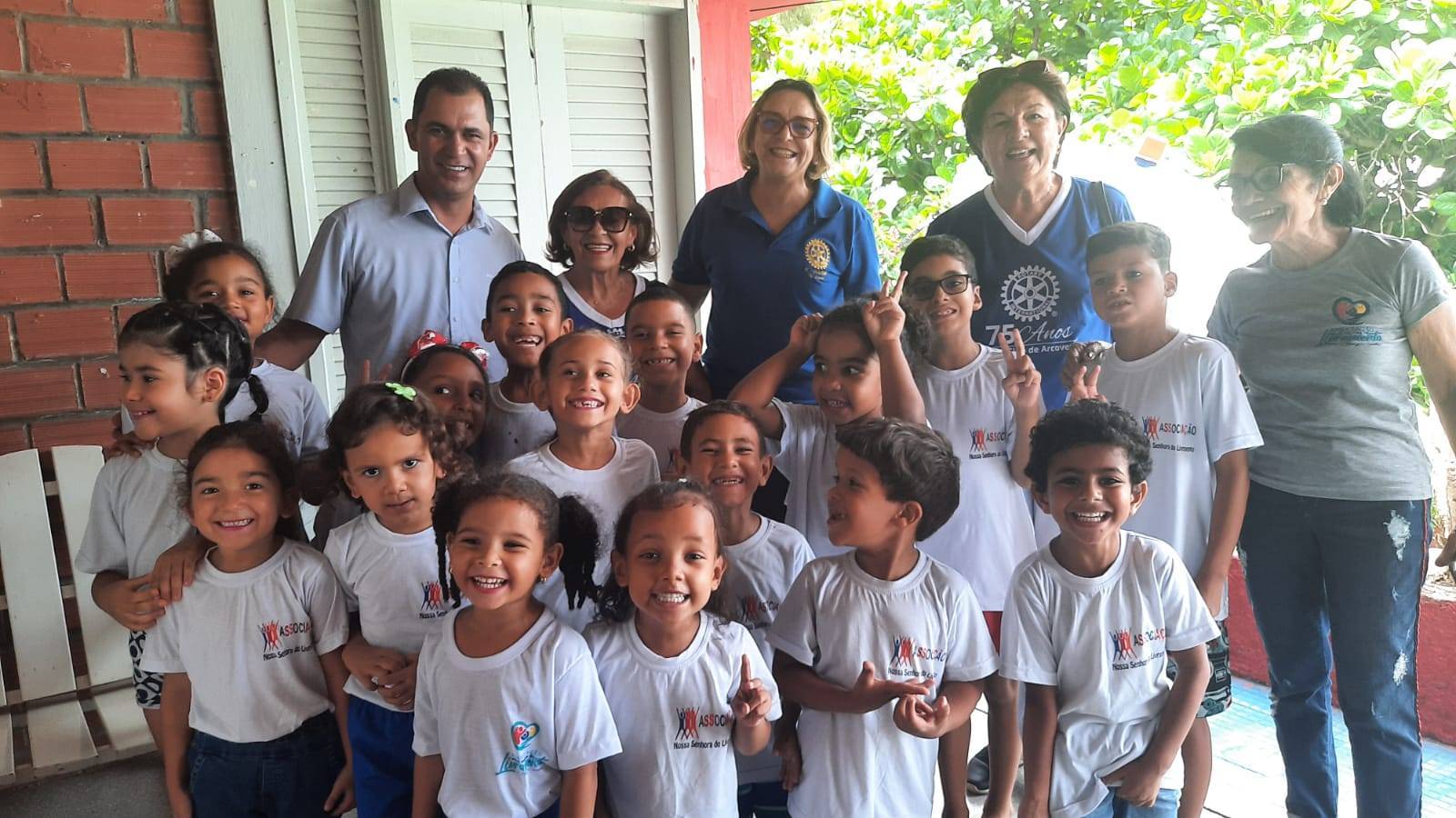Crianças assistidas pela Creche Nossa Senhora do Livramento, juntamente com o Presidente do RC Arcoverde Lucivan A. Mauricio, DQA Rita Lima, Gov. Assistente Mônica Miro, ADM Artemiza e Livramento Coordenadora da Creche.