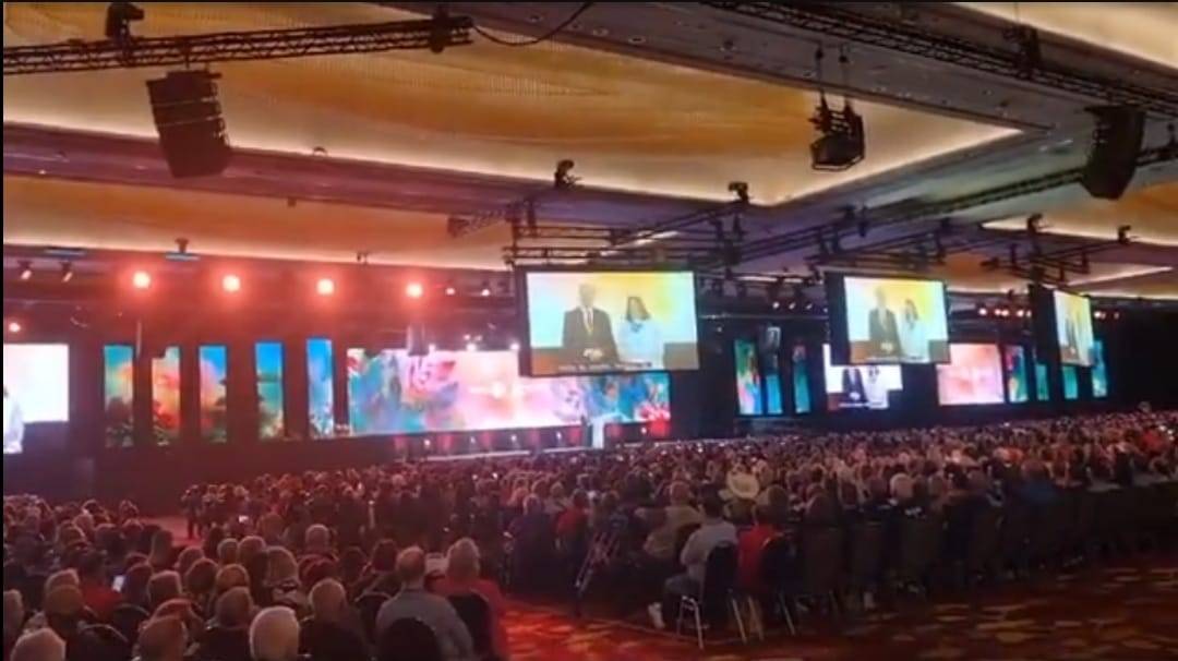 MÁRIO CÉSAR MARTINS DE CAMARGO e DENISE são devidamente apresentados na Sessão Plenária de Encerramento da Convenção do Rotary de 2024