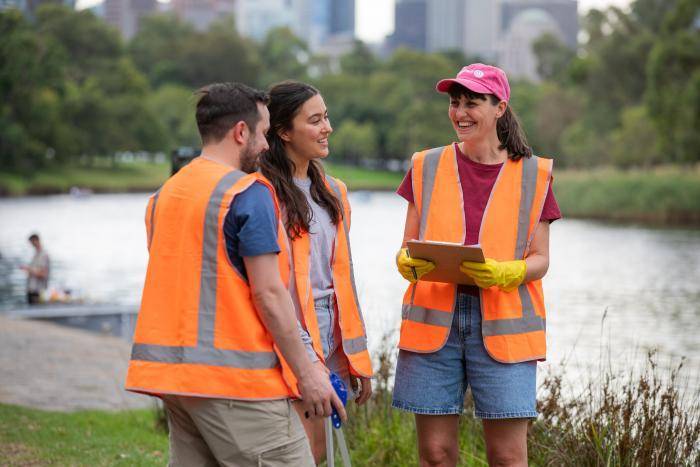 Os Rotaract Clubs reúnem jovens de 18 anos ou mais em comunidades ao redor do mundo para organizar atividades humanitárias
